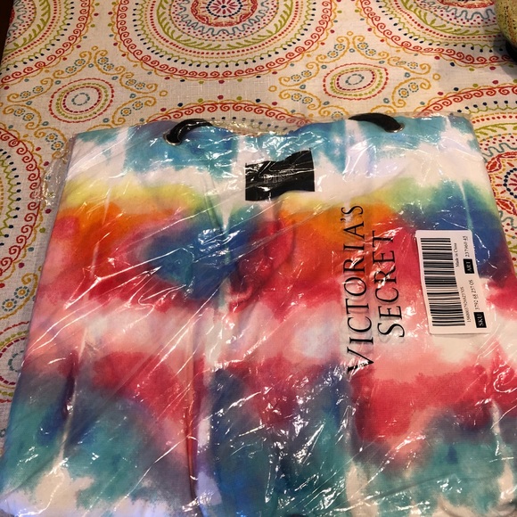 LAST ONE!!!!   BNWT Pink Victoria’s Secret Packable Towel Tote - Picture 4 of 5